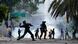 La policía ataca a manifestantes con bombas lacrimógenas tras el anuncio de reelección de Maduro (29.07.2024) La policía ataca a manifestantes con bombas lacrimógenas tras el anuncio de reelección de Maduro (29.07.2024)