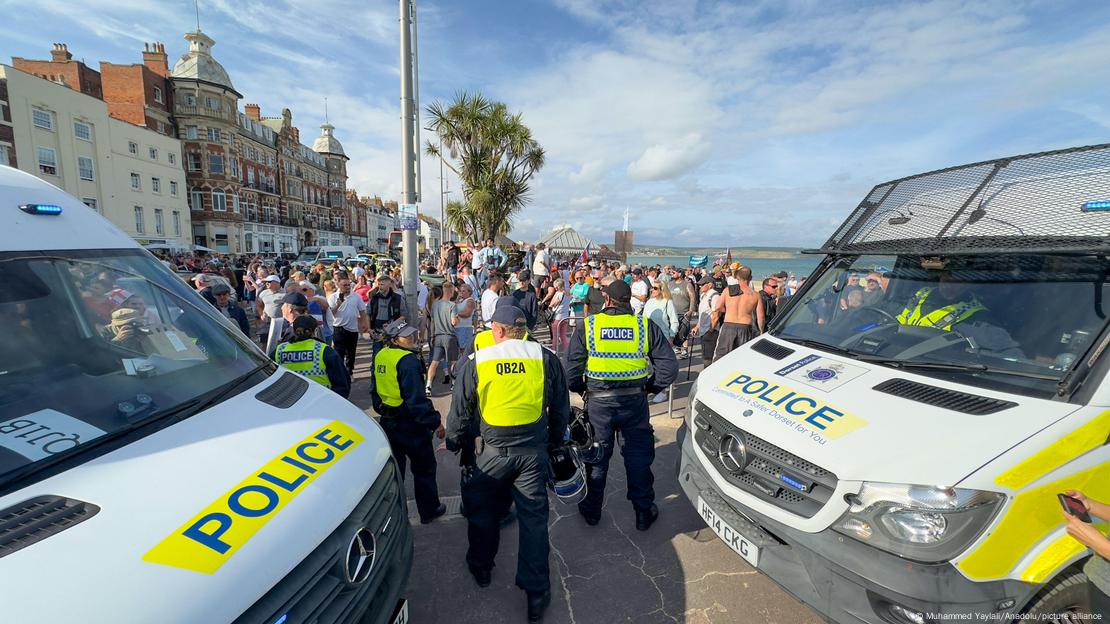 Protestuesit në Weymouth duke u konfrontuar me policinë