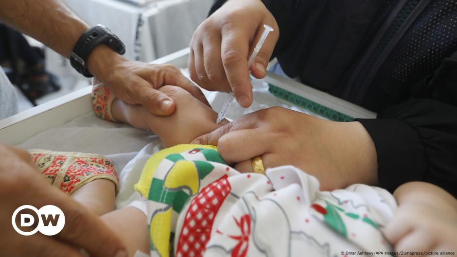 Kasus polio pertama di Jalur Gaza – DW – 17 Agustus 2024