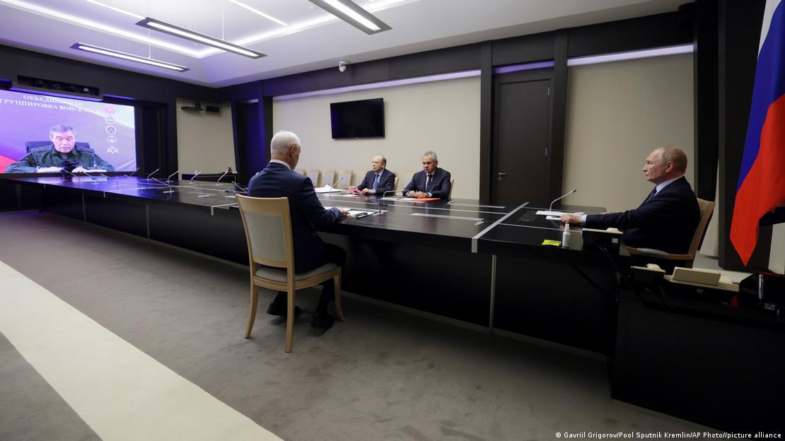 Reunión de las autoridades rusas sobre la situación en Kursk, con Vladimir Putin a la derecha.