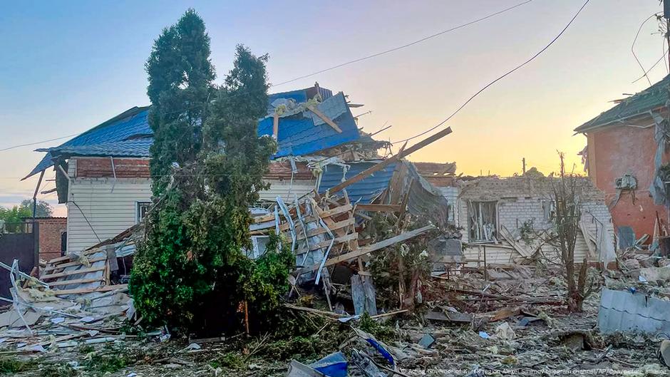 Na fotografiji koju je objavio guverner Kurske oblasti vidi se stambena kuća koja je navodno oštećena u ukrajinskom granatiranju