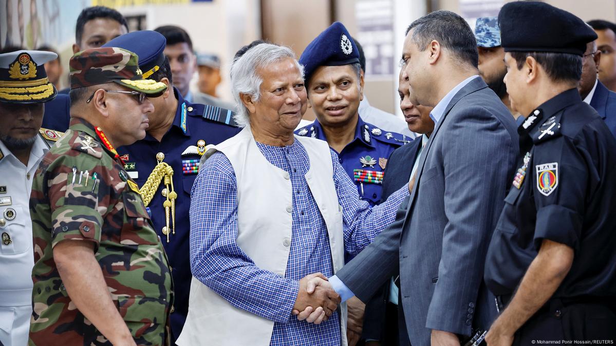 ঢাকার হযরত শাহজালাল আন্তর্জাতিক বিমানবন্দরে নোবেল বিজয়ী মুহাম্মদ ইউনূস, যাকে বাংলাদেশী ছাত্রনেতারা বাংলাদেশের অন্তর্বর্তীকালীন সরকারের প্রধান হিসেবে সুপারিশ করে।
