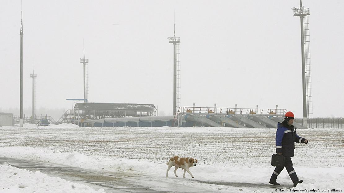 Un empleado de Gazprom pasa junto al centro de gas de Sudzha, a sólo 200 metros de la frontera ucraniana en la región de Kursk. Un empleado de Gazprom pasa junto al centro de gas de Sudzha, a sólo 200 metros de la frontera ucraniana en la región de Kursk.
