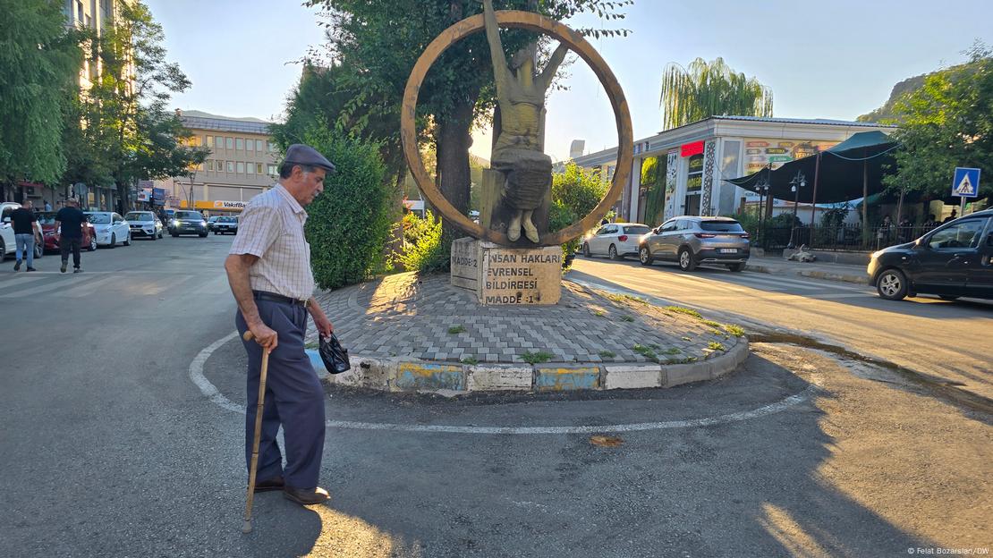 Tunceli'de boş bir meydan yürüyen yaşlı bir adam 