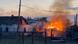 Casas incendiadas por bombardeos en Sudzha, región rusa de Kursk, atribuidos a las tropas ucranianas.