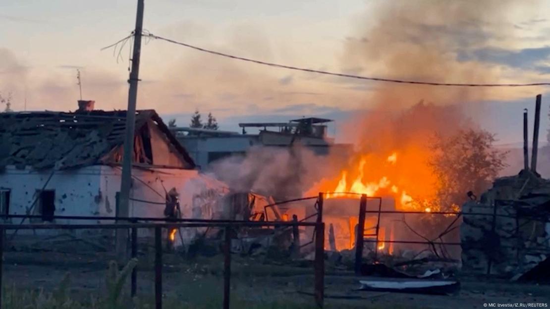 Casas incendiadas por bombardeos en Sudzha, región rusa de Kursk, atribuidos a las tropas ucranianas.