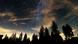 La vía láctea en el cielo nocturno de Baviera, en Alemania. En el borde inferior de la imagen: silueta de copas de pinos. La vía láctea en el cielo nocturno de Baviera, en Alemania. En el borde inferior de la imagen: silueta de copas de pinos.