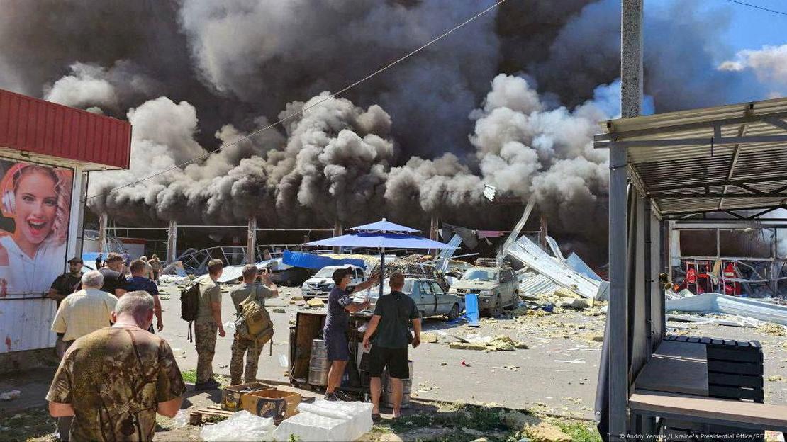 Bombardeo ruso contra un supermercado en la ciudad ucraniana de Kostyantinivka: humo y edificios destruidos.