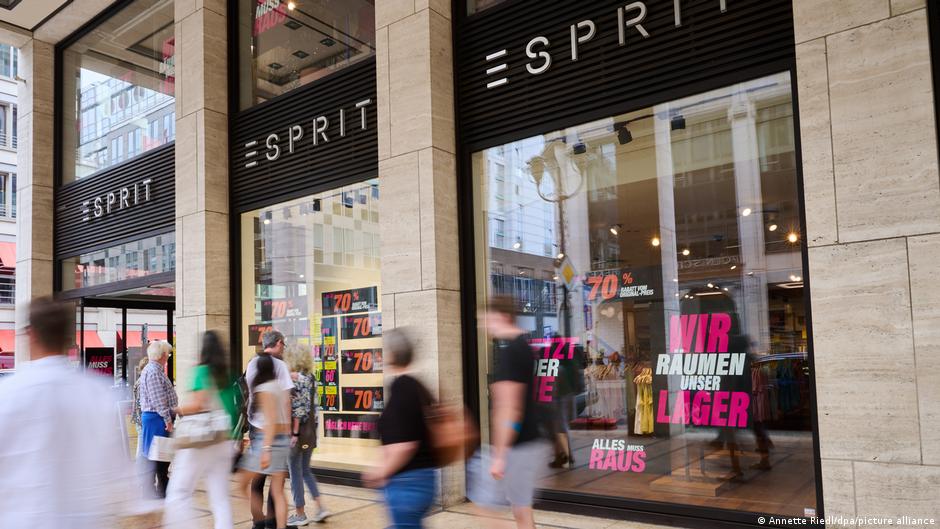 Germany news: Shop bankruptcies surge across Germany  DW  12/04/2025