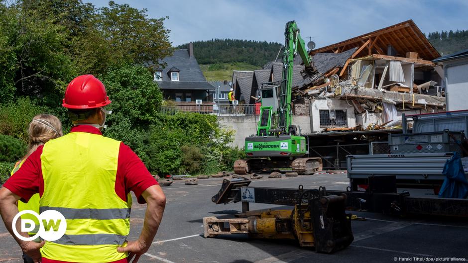 Workers demolish collapsed German hotel to recover last body – DW – 09.08.2024