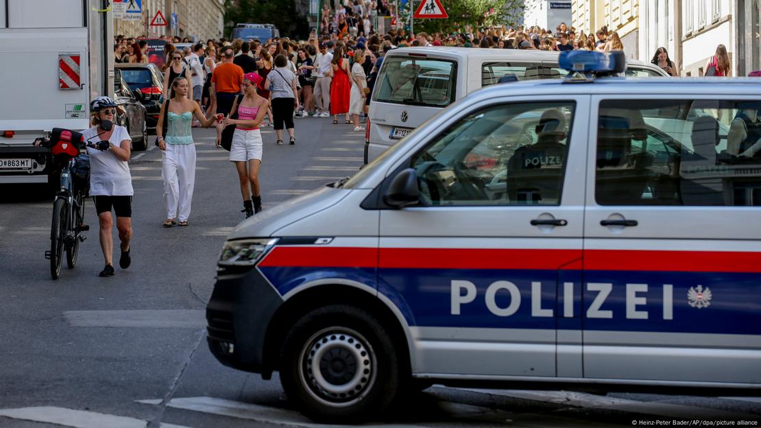 Ein österreichisches Polizeiauto steht in der Nähe von versammelten Swift-Fans