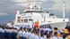 Ein Schiff der vietnamesischen Küstenwache wird von Angehörigen der philippinischen Marine in Manila begrüßt Ein Schiff der vietnamesischen Küstenwache wird von Angehörigen der philippinischen Marine in Manila begrüßt