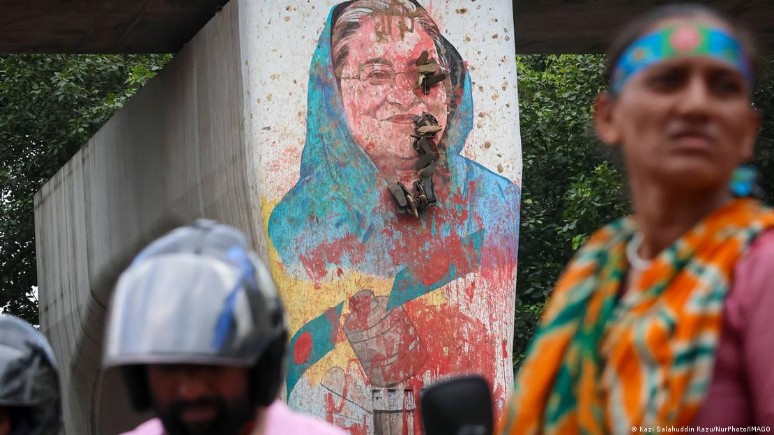 6 اگست 2024 کو ڈھاکہ میں معزول وزیراعظم شیخ حسینہ کے استعفے کے ایک روز بعد مظاہرین ان کی دیوار پر بنائی گئی تصویر (میورل) کو نقصان پہنچا رہے ہیں 6 اگست 2024 کو ڈھاکہ میں معزول وزیراعظم شیخ حسینہ کے استعفے کے ایک روز بعد مظاہرین ان کی دیوار پر بنائی گئی تصویر (میورل) کو نقصان پہنچا رہے ہیں