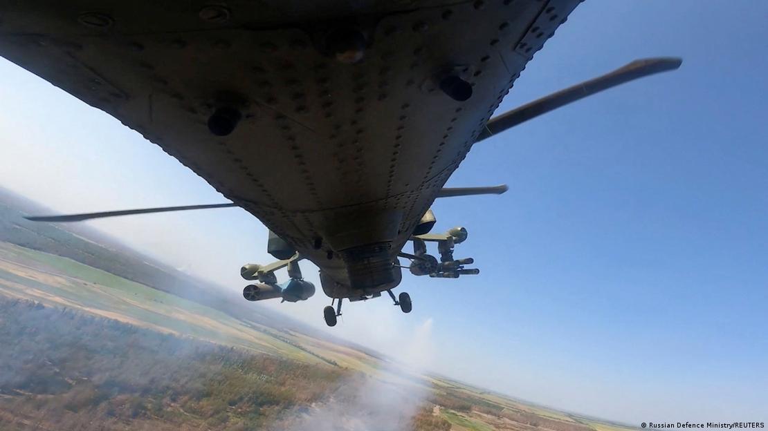 Un helicóptero militar ruso dispara sobre tropas ucranianas en la región fronteriza de Kursk.