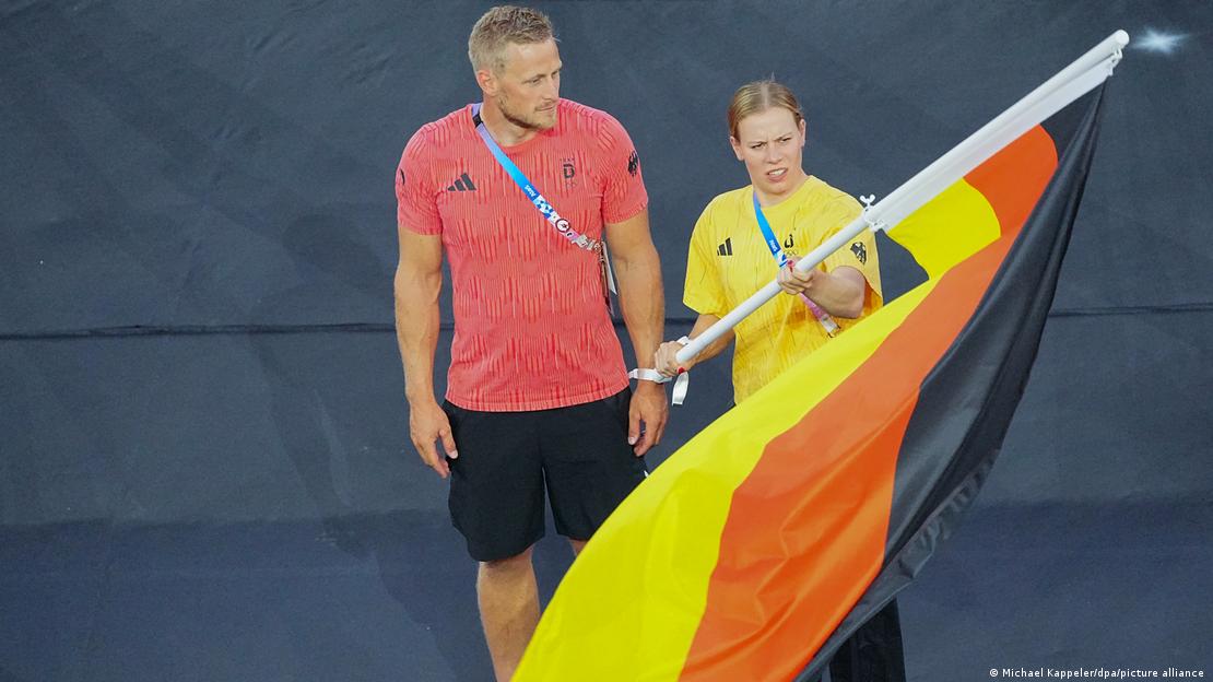 Los abanderados alemanes Laura Lindemann y Max Rendschmidt durante la ceremonia de clausura de los Juegos Olímpicos.