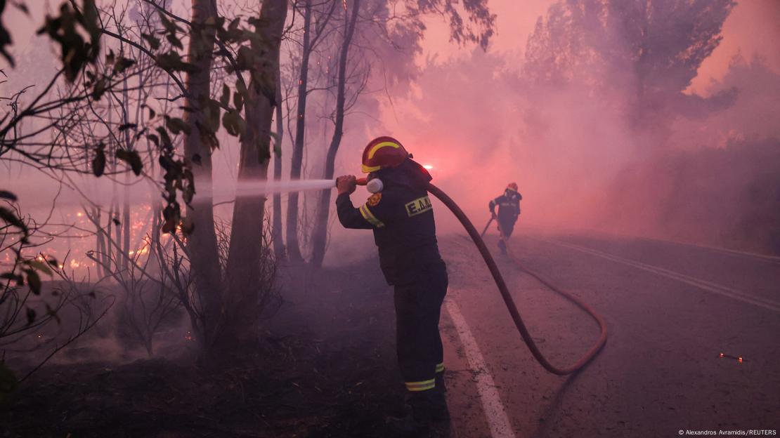 Bomberos tratan de apagar incendios forestales en las cercanías de Atenas.