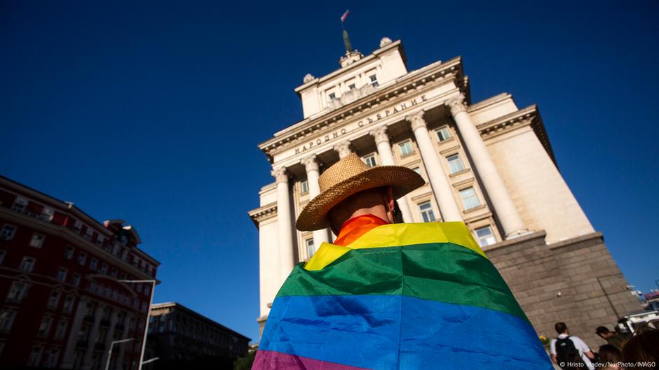 Dan nakon što je usvojen zakon protiv LGBTQ, demonstranti protestuju u bugarskoj prestonici Sofiji