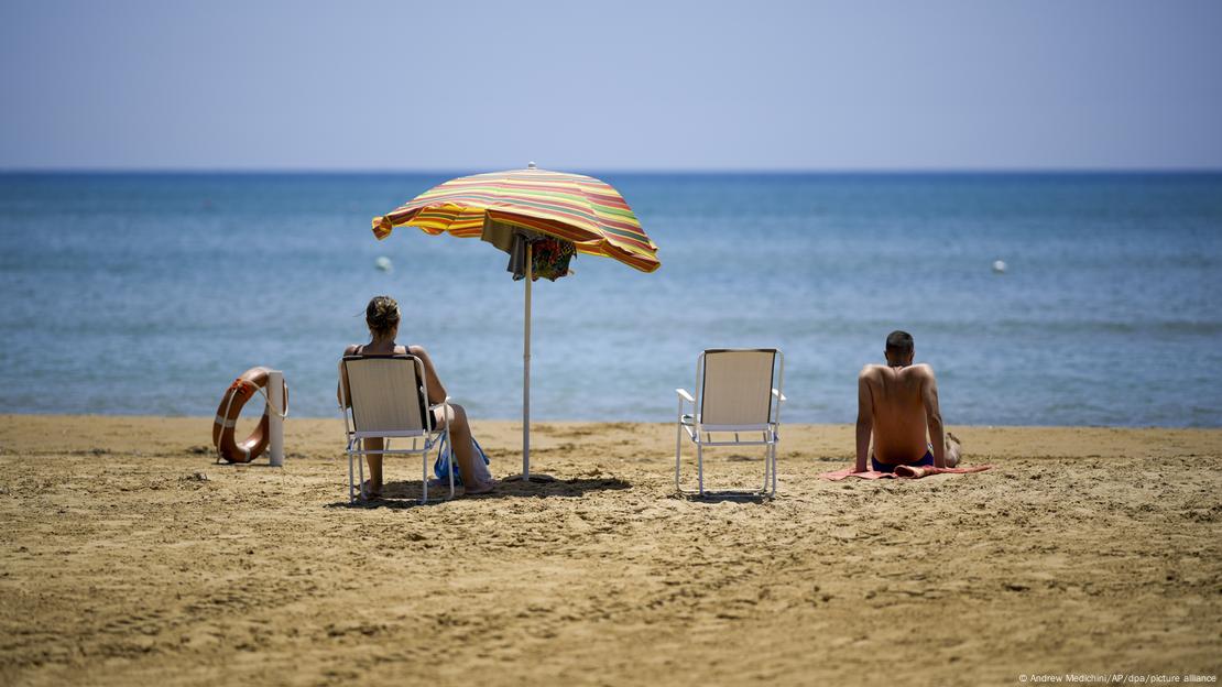 Τουρίστες σε παραλία της Σικελίας