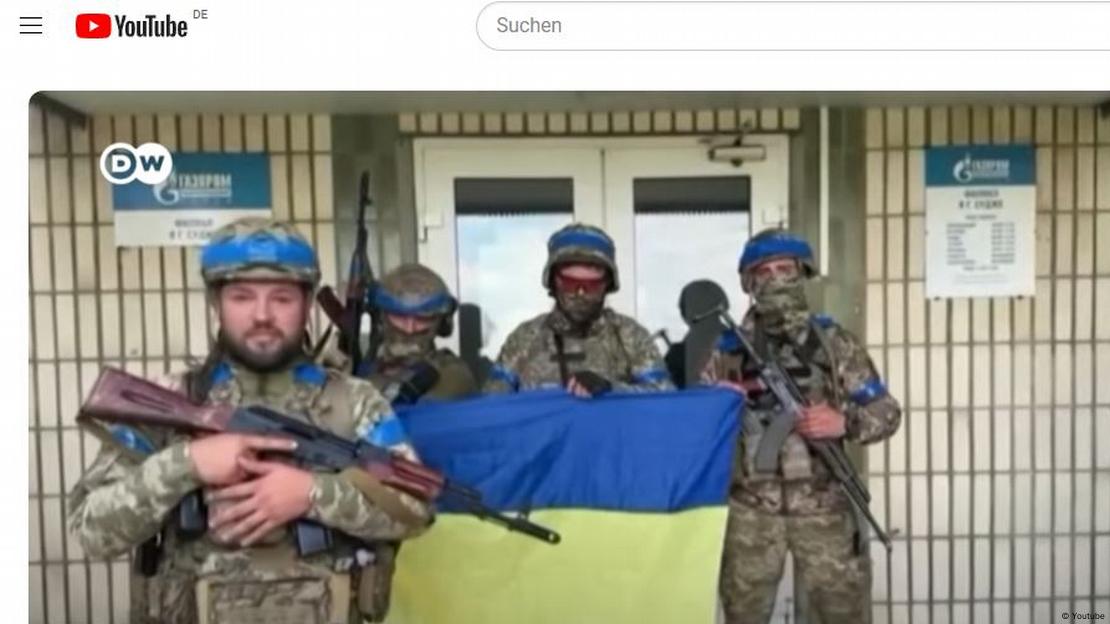 Украинские военные в Судже, на фоне здания одного из филиалов "Газпрома" 