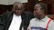 Une photo montrant Thomas Kwoyelo assis en salle d'audience en train de parler avec son avocat (Archives - Kampala, 01.2.2017) Une photo montrant Thomas Kwoyelo assis en salle d'audience en train de parler avec son avocat (Archives - Kampala, 01.2.2017)