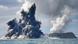 Shtëllunga tymi vullkanik në det gjatë erupsionit në Tonga 