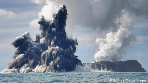 Shtëllunga tymi vullkanik në det gjatë erupsionit në Tonga 