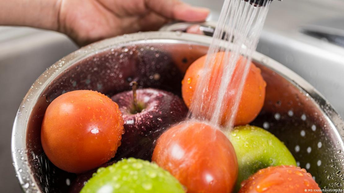 Los CDC recomendaron lavar frutas y verduras para evitar contagios. Los CDC recomendaron lavar frutas y verduras para evitar contagios.