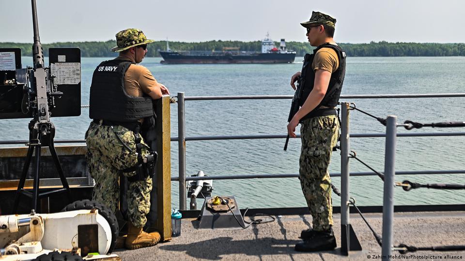 دو سرباز در یک بندر ساحلی در مالزی (عکس از آرشیو) دو سرباز در یک بندر ساحلی در مالزی (عکس از آرشیو)