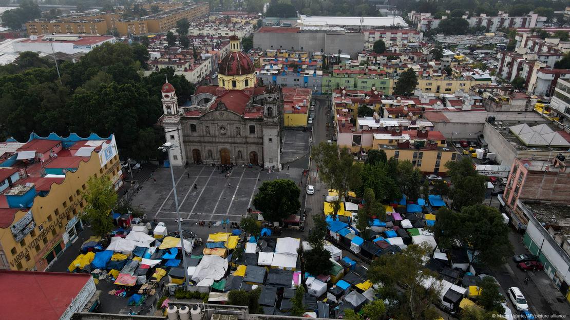 Decenas de carpas cubren la plaza y el parque frente a la Iglesia de La Soledad en la Ciudad de México, convertida ahora un campo de migrantes, la mayoría llegados de Venezuela. (Archivo 31.07.2024)