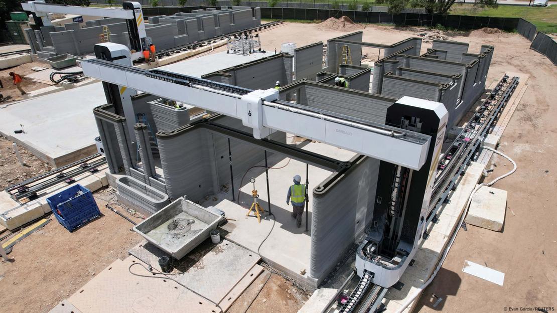 Una imagen de dron muestra una impresora 3D imprimiendo las paredes de una casa en construcción en Georgetown, Texas.