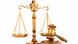 Ilustrasi hukum: alat timbang dan palu berwarna emas Ilustrasi hukum: alat timbang dan palu berwarna emas