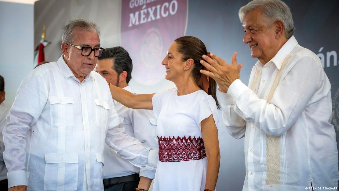El gobernador de Sinaloa, Rubén Rocha (izquierda), en una imagen de archivo junto a la entonces mandataria electa de México, Claudia Sheinbaum (centro), y el presidente Andrés Manuel López Obrador, en Culiacán, capital del estado de Sinaloa. (Archivo 10.08.2024)