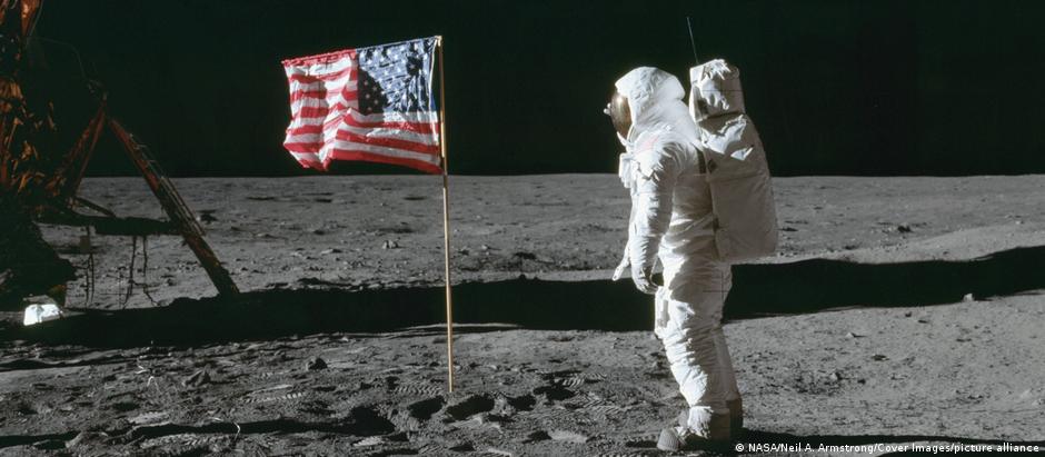 Buzz Aldrin diz que viu a bandeira americana cair devido à onda de choque gerada pela partida do módulo lunar