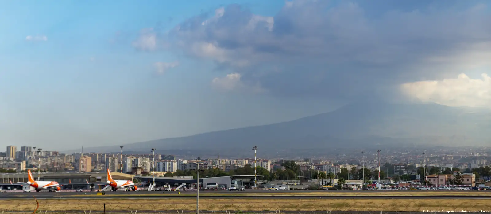Sicily's Mount Etna erupts, closing Catania airport – DW – 08/15/2024, image size:1600x700