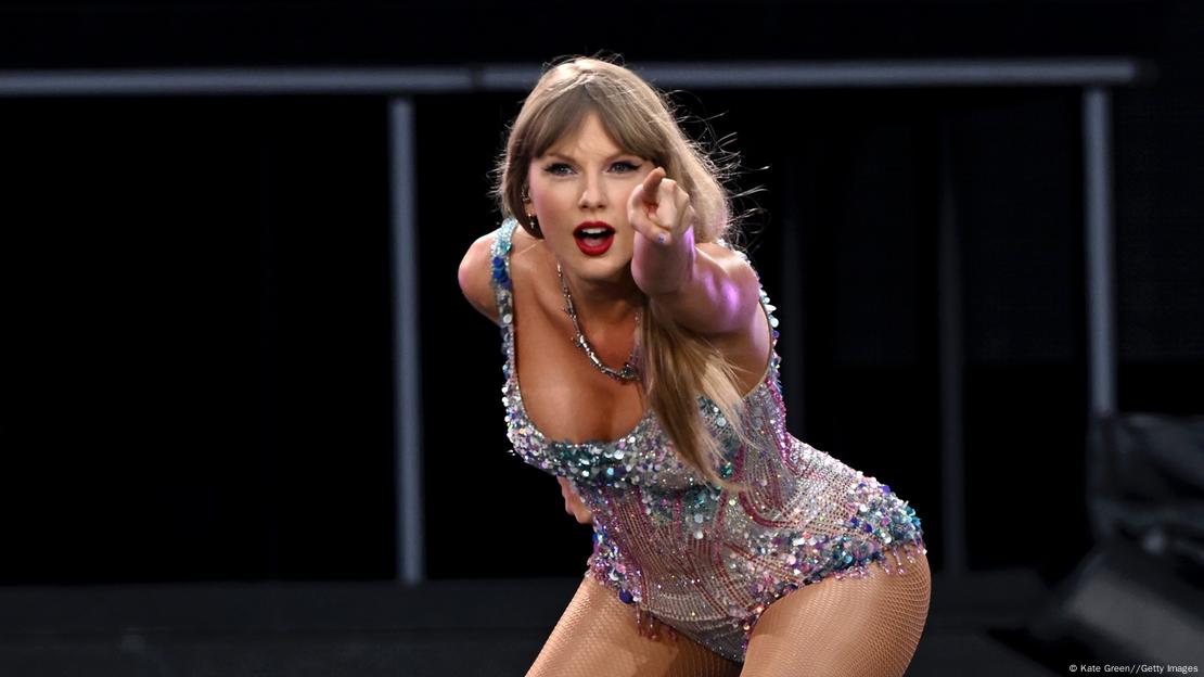 Taylor Swift steht auf der Bühne 