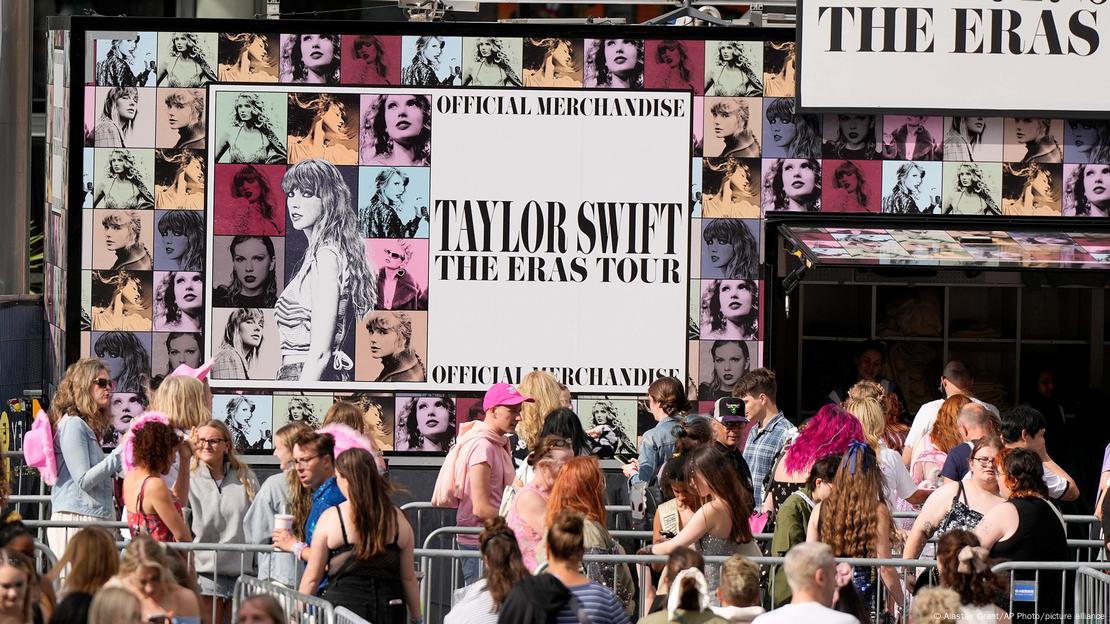 Fans der Sängerin Taylor Swift stehen Schlange, um in ein Konzert im Wembley-Stadion in London zu kommen