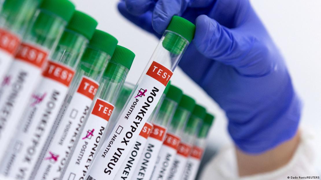 tubos de vacina contra "monkeypox virus"