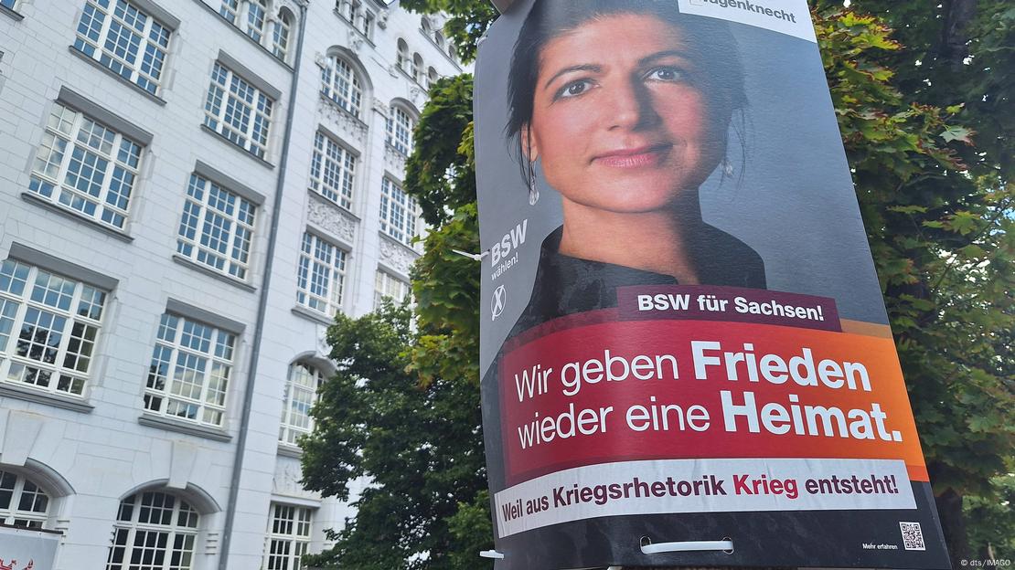 Auf einem Wahlplakat in Leipzig prangt das Gesicht von Sahra Wagenknecht. Darunter drei Parolen: "BSW für Sachsen!", "Wir geben Frieden wieder eine Heimat" und "Weil aus Kriegsrhetorik Krieg entsteht!"  