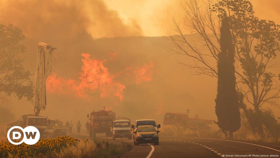 Turkey wildfires threaten homes and war memorials