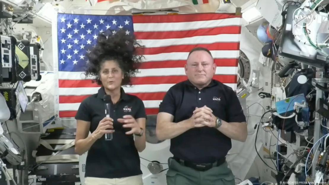 En esta imagen de video proporcionada por la NASA, los astronautas Suni Williams y Butch Wilmore ofrecen una conferencia de prensa a bordo de la Estación Espacial Internacional el miércoles 10 de julio de 2024.