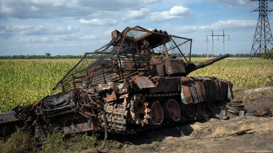 Kursk bölgesinde imha edilen bir Rus tankı