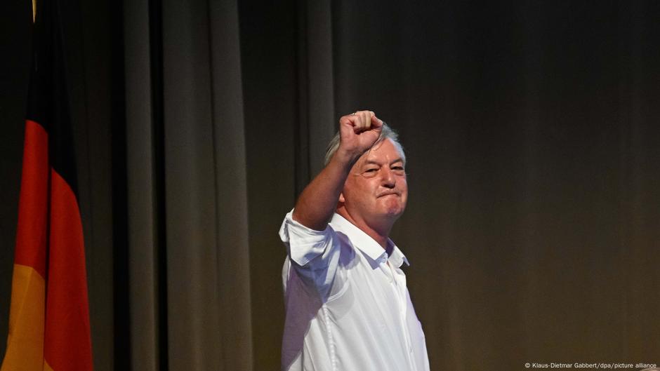 Bez rezervi prema AfD, partiji koja je u Nemačkoj klasifikovana kao delom desno ekstremistička: Jirgen Elzeser na konferenciji te stranke u Magdeburgu 2024. godine