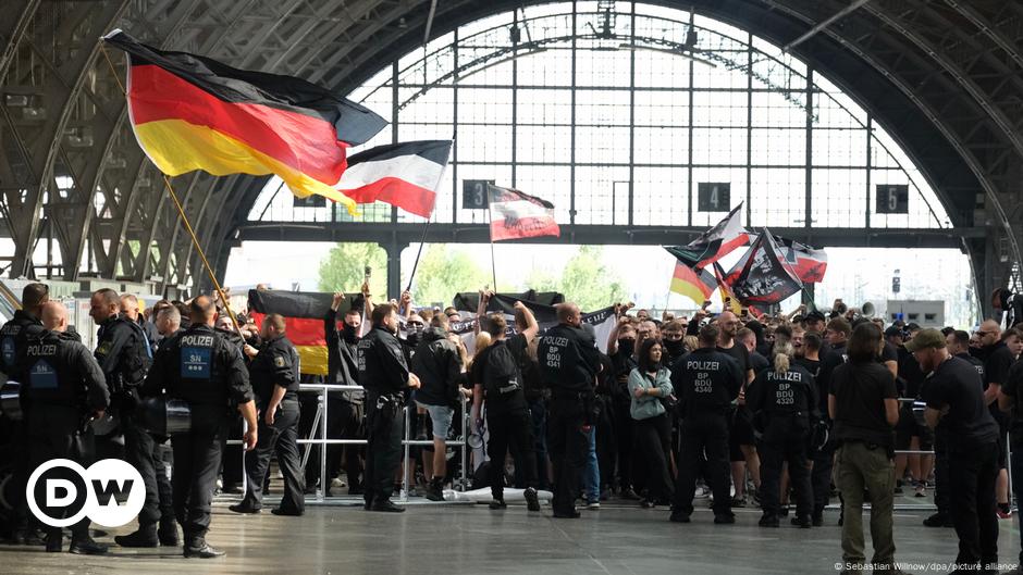 Auflösung einer rechtsextremen Demonstration in der Nähe der Pride-Veranstaltung in Leipzig – DW – 17.08.2024