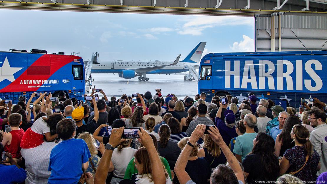 Kamala Harris y su compañero de fórmula, el gobernador Tim Walz, fueron recibidos por sus partidarios en Pittsburgh, Pensilvania, donde darán inicio a su gira de campaña en autobús.