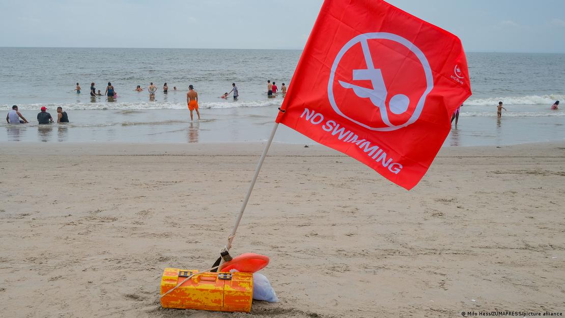 Banderas rojas como advertencia de no nadar ondean en Coney Island, Brooklyn (Nueva York).