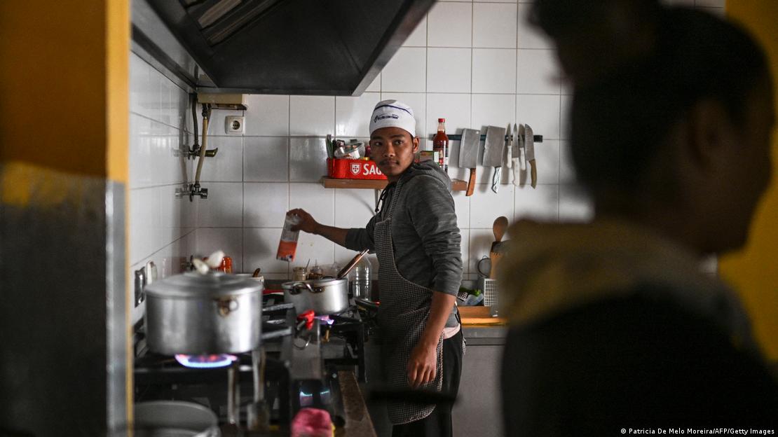 ایک نیپالی ملازم   لزبن کے جنوب میں تقریباً 200 کلومیٹر کے فاصلے پر واقع ساؤ تیوتونیو میں ایک ریستوران میں کام کر رہا ہے 