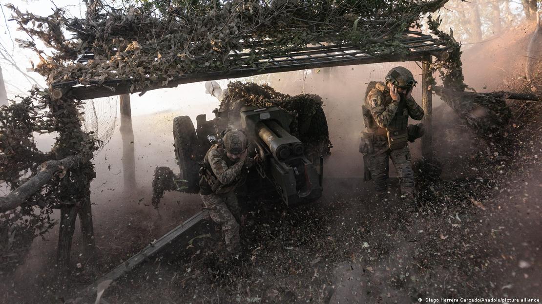 Soldados ucranianos disparan artillería D-30 en dirección a Toretsk (30.07.2024)