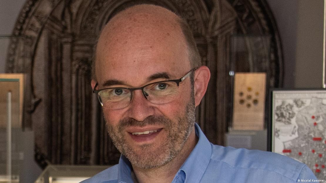 Jörg Ernesti Kirchenhistoriker an Uni Augsburg im Porträtfoto in einem sakralen Gebäude