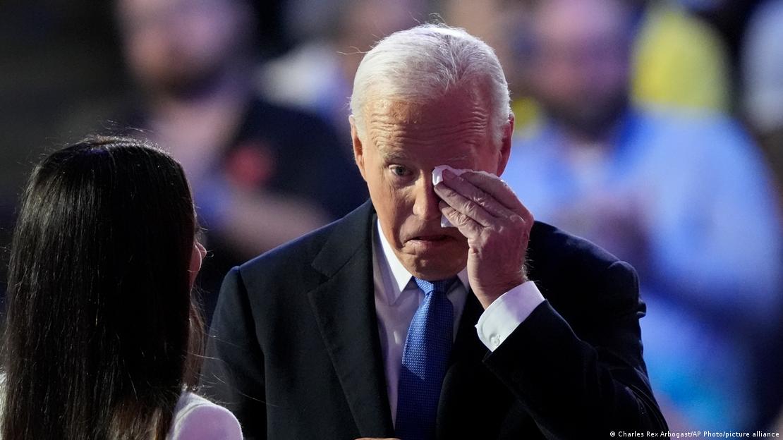 Biden se seca un ojo. Biden se seca un ojo.