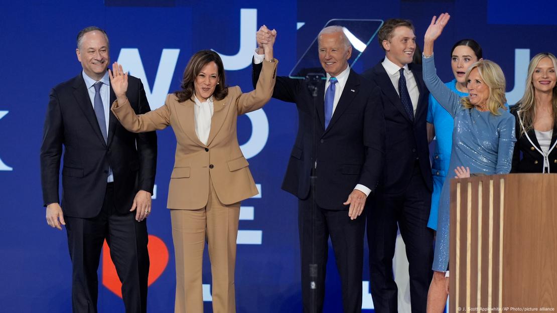 Kamala Harris e Joe Biden na Convenção Nacional Democrata, ladeados pelos respectivos cônjuges